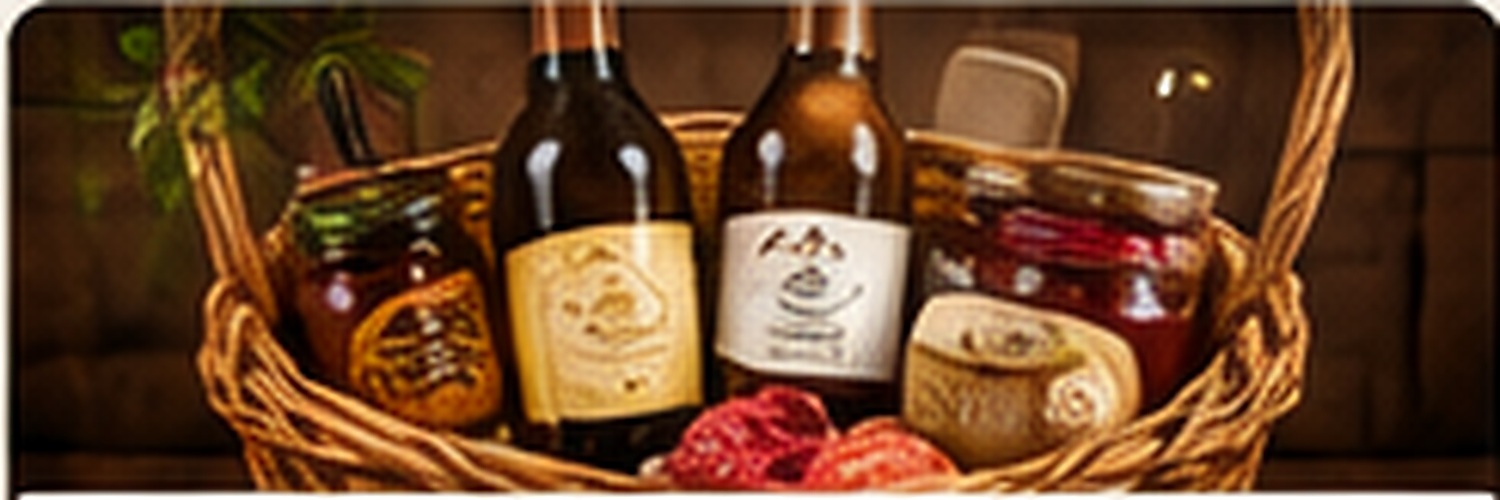 Cesta de presente com queijos, doces e bebidas
